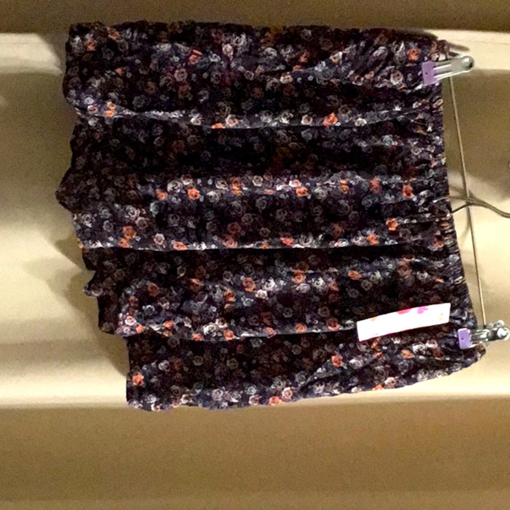 BNWT Super Cute Wild Pearl Skirt.